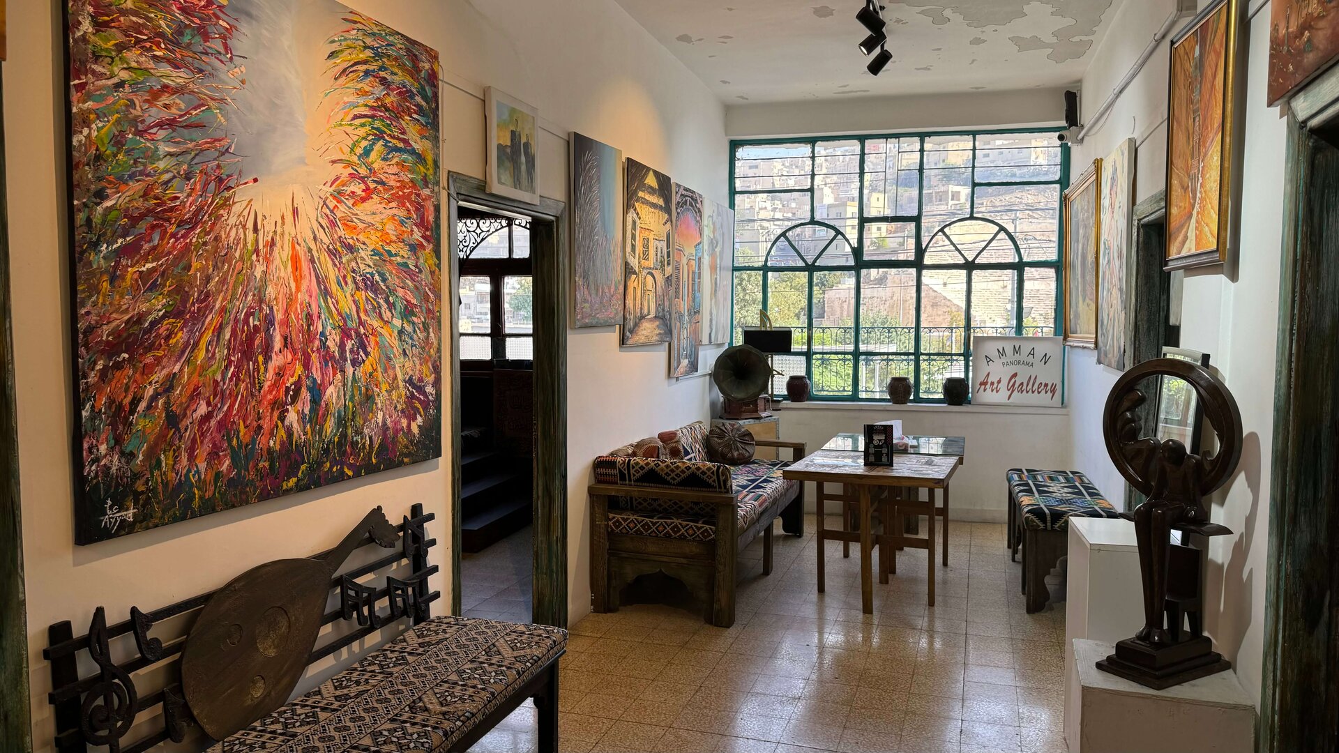  Local artists النحت على الخشب