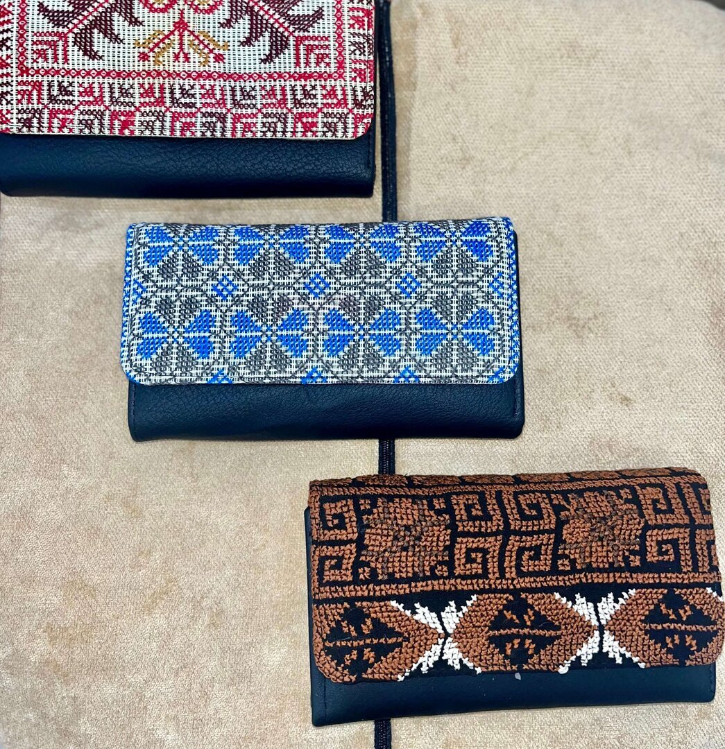 محفظة كبيرة مطرزة