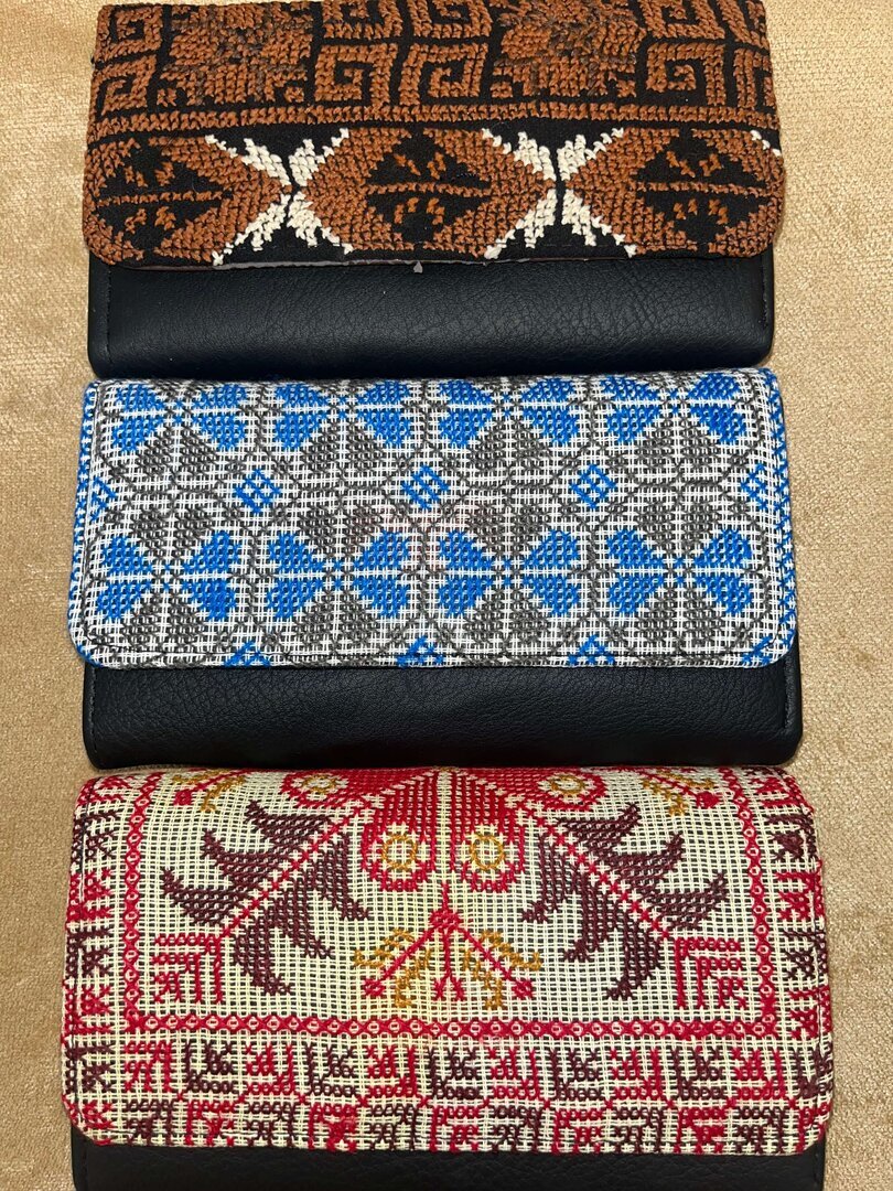 محفظة كبيرة مطرزة